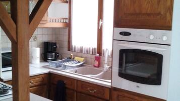 Een koelkast, een microgolfoven, een oven, een kookplaat