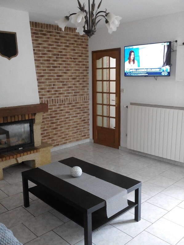 Smart TV y chimenea 