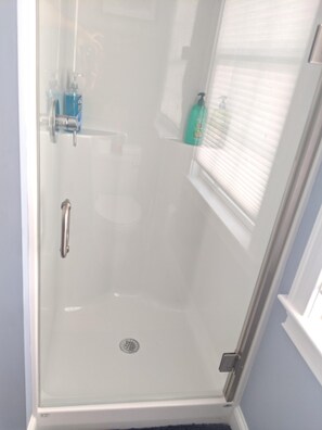 Hiustenkuivaaja, pyyhkeet, vessapaperi