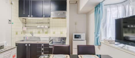 Chambre familiale | Cuisine privée | Réfrigérateur, four à micro-ondes, surface de cuisson