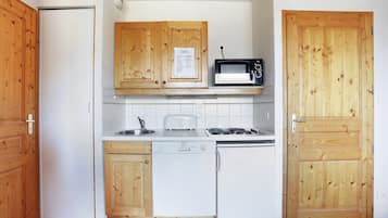 Een koelkast, een microgolfoven, een vaatwasser