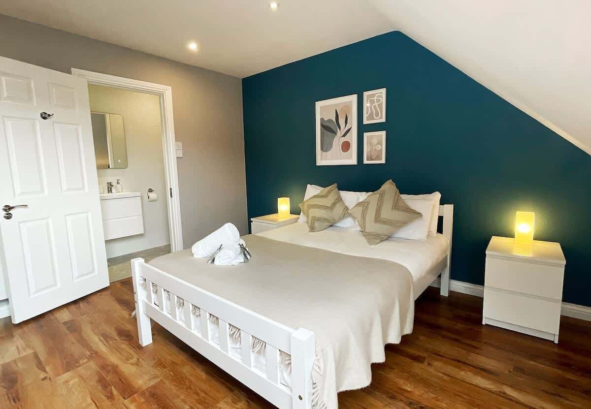 5 bedrooms, iron/ironing board, free WiFi, bed sheets