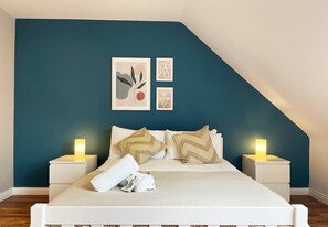 5 bedrooms, iron/ironing board, free WiFi, bed sheets - Modern Townhouse with Free Parking (Galway City)