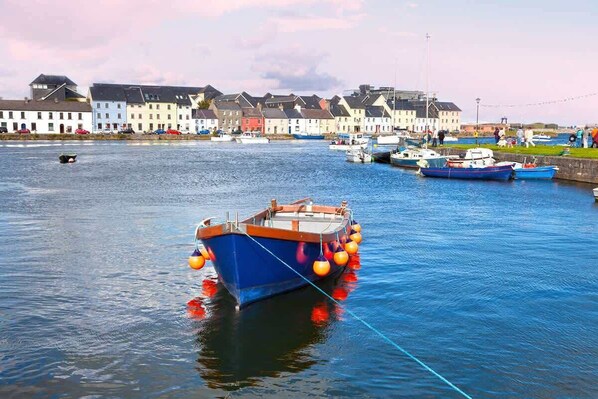 Marina - Modern Townhouse with Free Parking (Galway City)