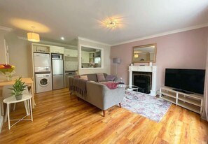 TV - Modern Townhouse with Free Parking (Galway City)