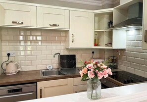 Fridge, microwave, oven, stovetop - Modern Townhouse with Free Parking (Galway City)