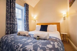 1 bedroom, iron/ironing board, travel cot, WiFi - Charming City Townhouse (Galway City)