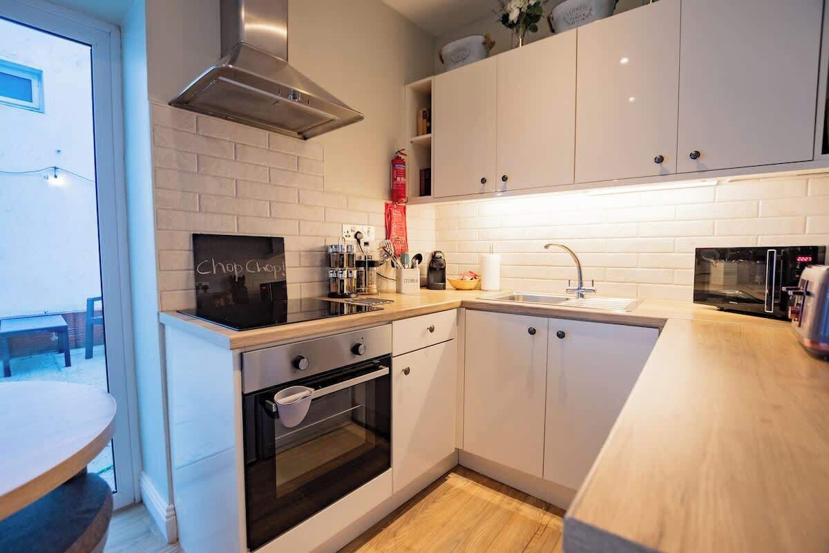 Jääkaappi, mikroaaltouuni, uuni, liesi