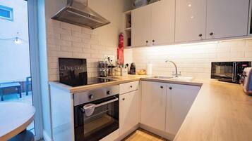 Jääkaappi, mikroaaltouuni, uuni, liesi