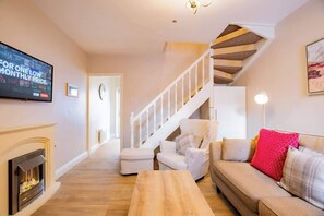 TV, fireplace - Charming City Townhouse (Galway City)