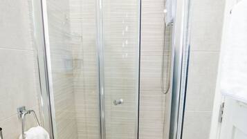 Dusche, Haartrockner, Handtücher, Seife