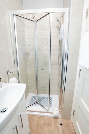 Dusche, Haartrockner, Handtücher, Seife