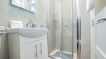 Dusche, Haartrockner, Handtücher, Seife