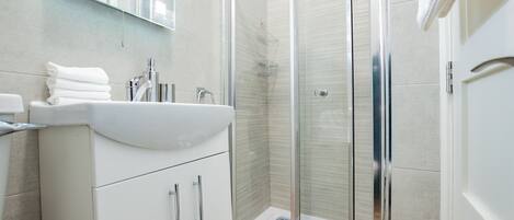 Ducha, secador de pelo, toallas y jabón