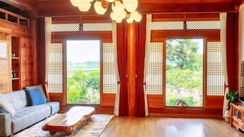 Đồ chơi, sàn nhà có sưởi