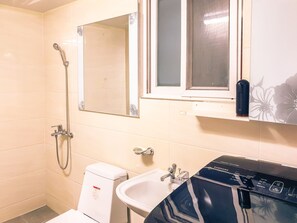 Traditioneel huis, bijgebouw | Badkamer | Een douche, gratis toiletartikelen, een haardroger, pantoffels