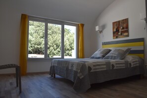 4 slaapkamers, een bureau, een strijkplank/strijkijzer, reisbedje