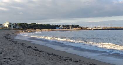 Beautiful villa 5 minutes from the beach. Pets welcome.