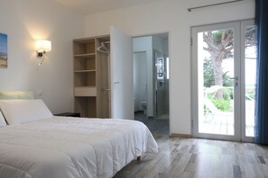 A bedroom with a bed, a walk-in closet, and a bathroom with a shower. - Beautiful villa 5 minutes from the beach. Pets welcome. (PLAISANCE)