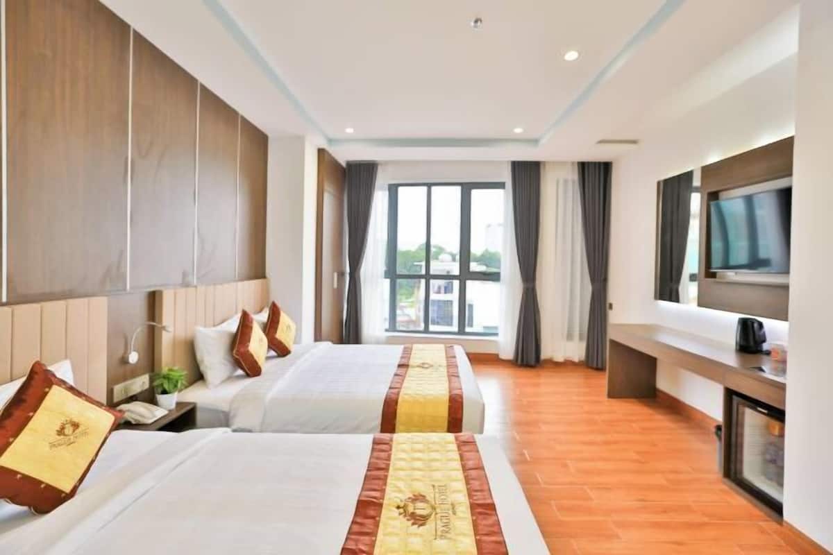 Seprai premium, minibar, brankas, dan meja kerja