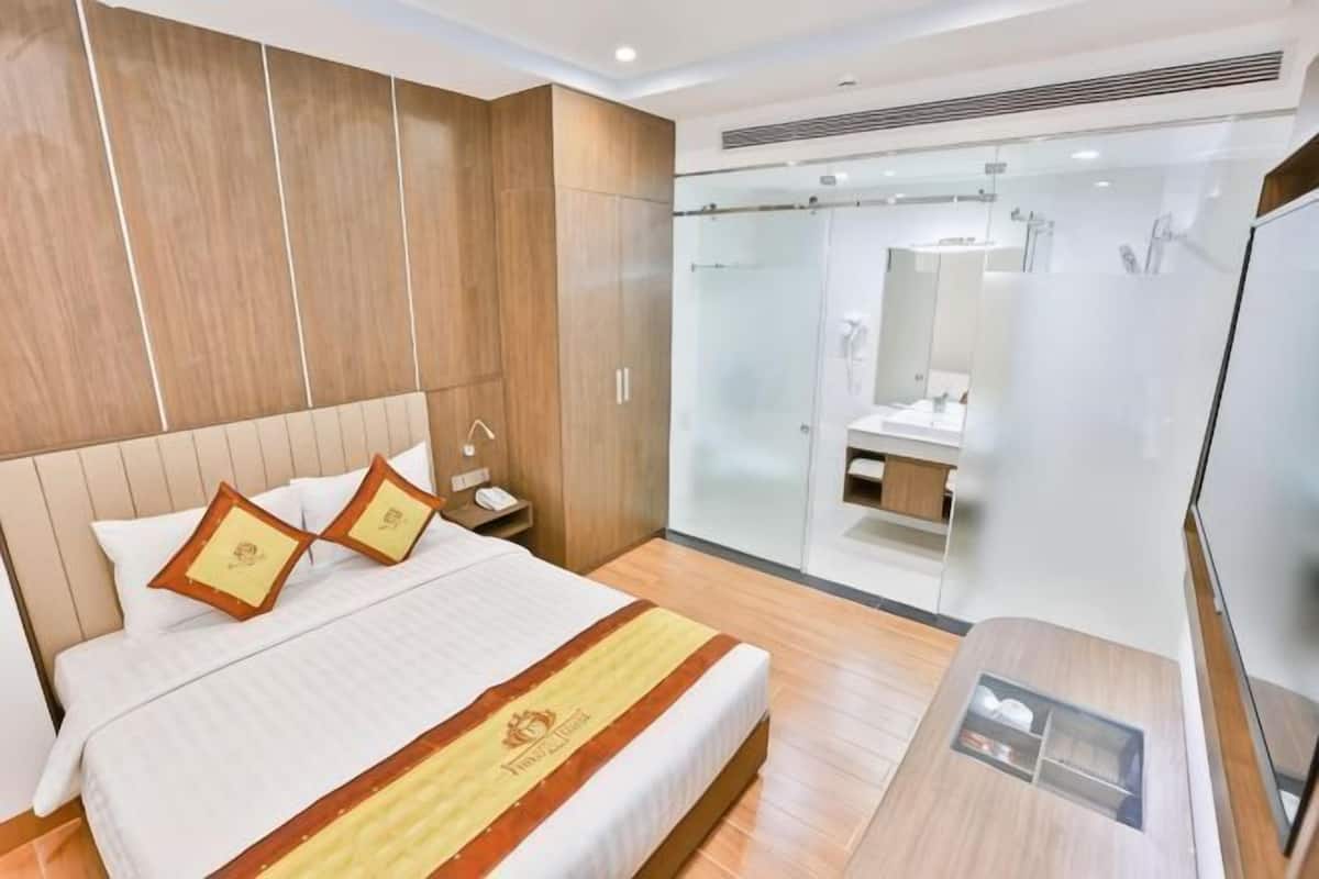 Seprai premium, minibar, brankas, dan meja kerja