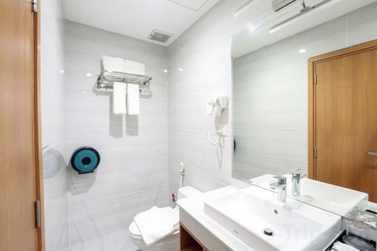 Bathroom | Shower, rainfall showerhead, free toiletries, hair dryer