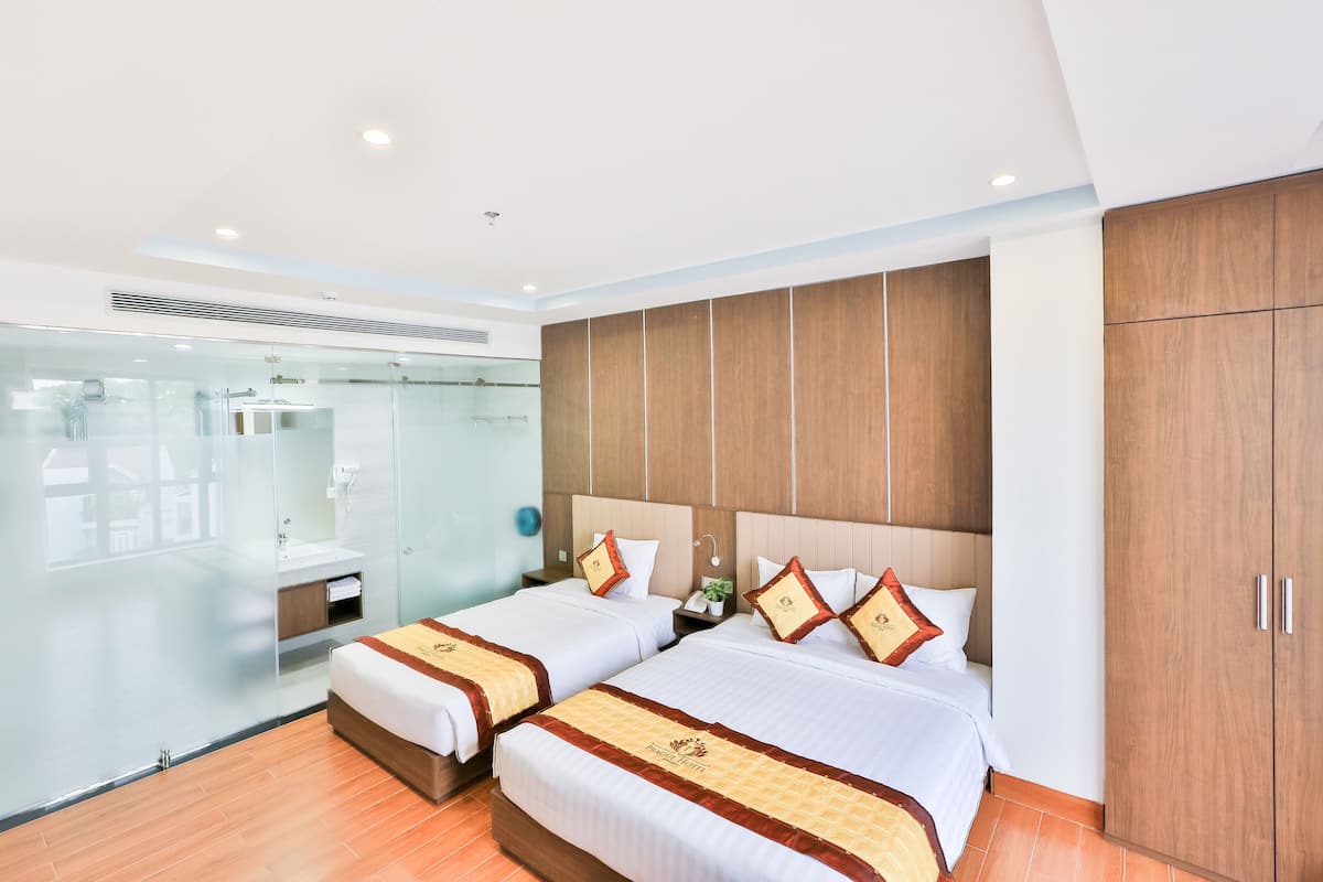 Kamar Triple Deluks (Family) | Seprai premium, minibar, brankas, dan meja kerja