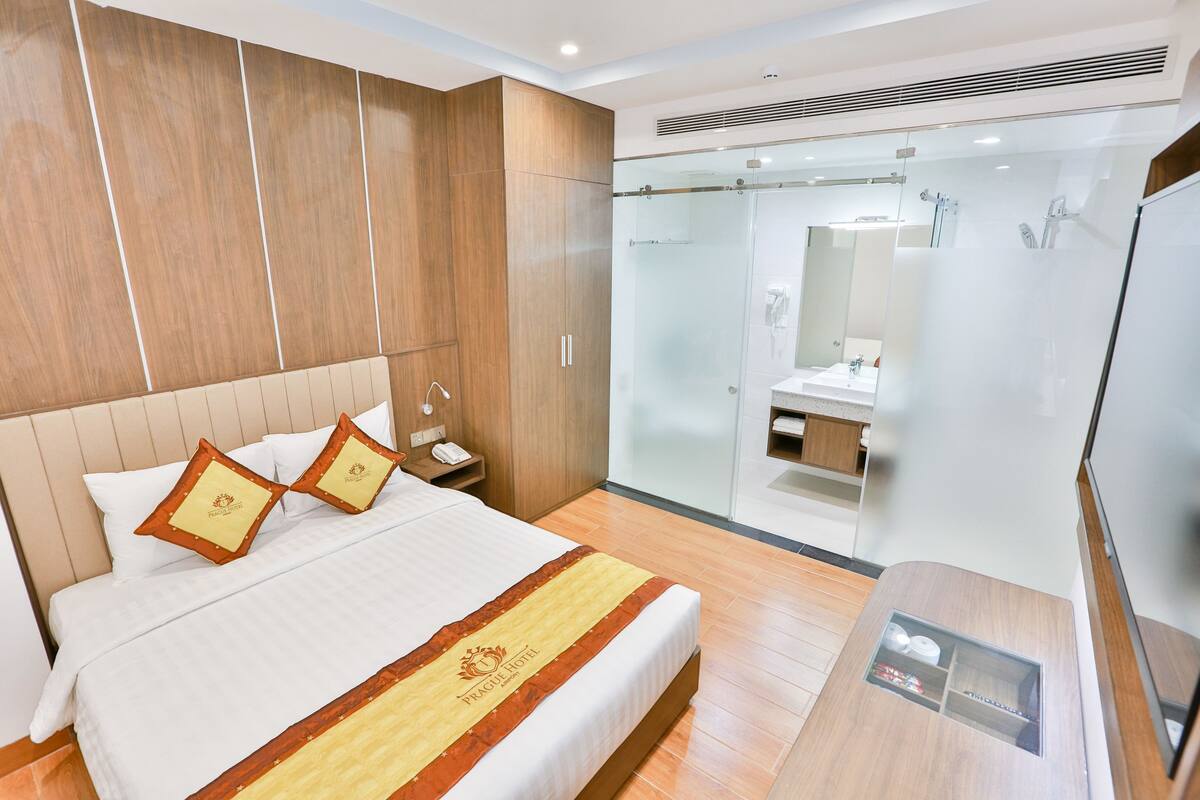 Kamar Double Deluks | Seprai premium, minibar, brankas, dan meja kerja