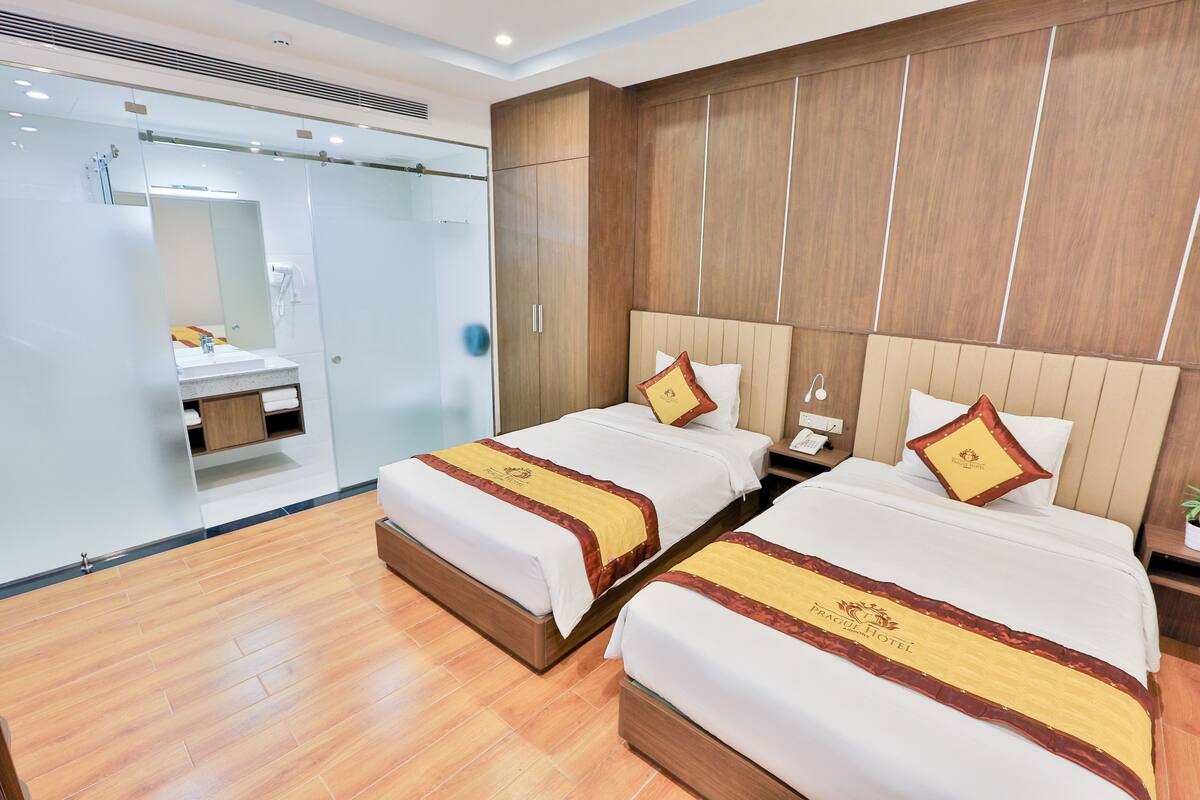 Seprai premium, minibar, brankas, dan meja kerja