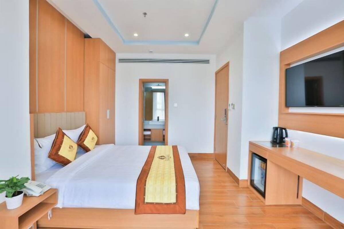 Seprai premium, minibar, brankas, dan meja kerja