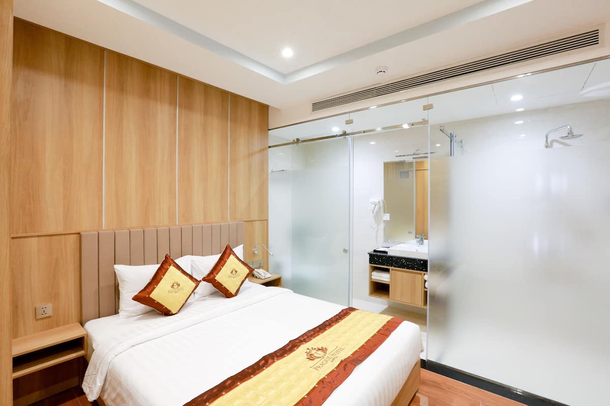 Kamar Double Superior | Seprai premium, minibar, brankas, dan meja kerja