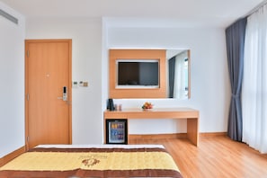Premier Deluxe Room | Premium bedding, minibar, in-room safe, desk - Prague Saigon Airport Hotel (Ho Chi Minh City)