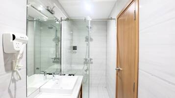 Habitación Deluxe (Premier) | Baño | Regadera, regadera tipo lluvia, amenidades de baño gratuitas