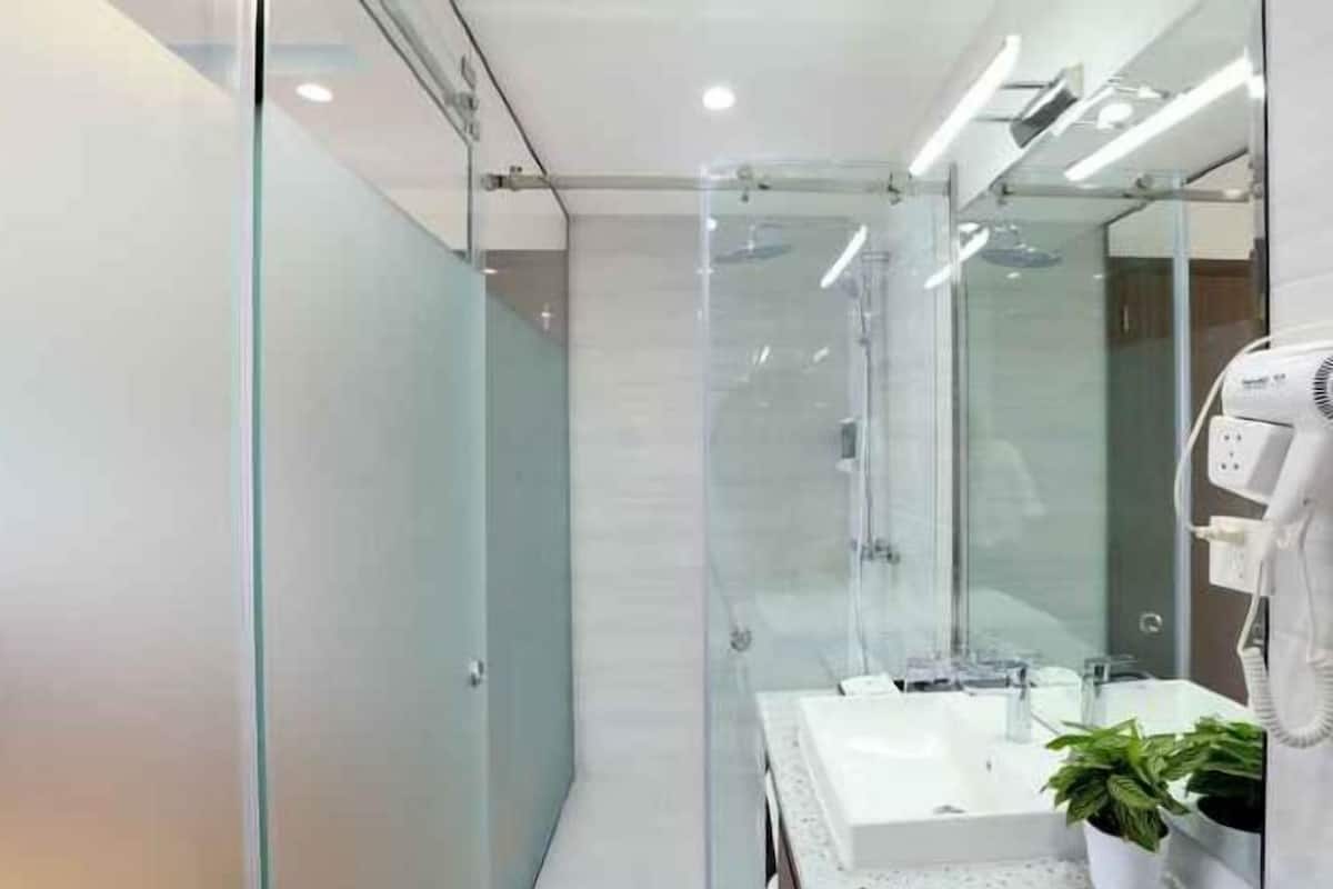 Shower, rainfall showerhead, free toiletries, hair dryer
