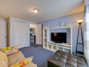 TV - Near beach.  Pool view.   King bed.  Daily rentals (Sarasota)