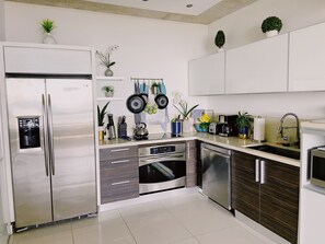 Een koelkast, een magnetron, een oven, een kookplaat