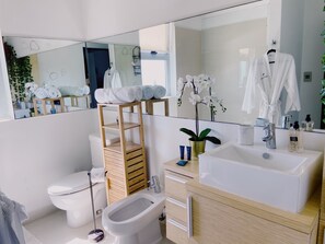 Suihku, hiustenkuivaaja, bidee, pyyhkeet