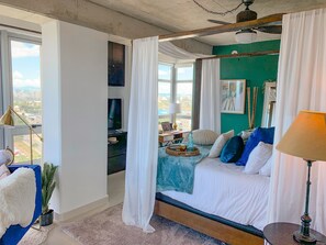 2 slaapkamers, een bureau, een strijkplank/strijkijzer, reisbedje