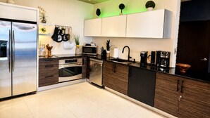 Cafetera y tetera, refrigerador, microondas y horno 