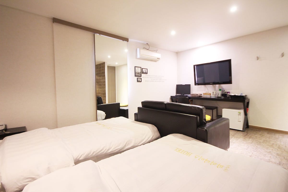 Premium Twin Room | Blackout drapes, free WiFi, bed sheets