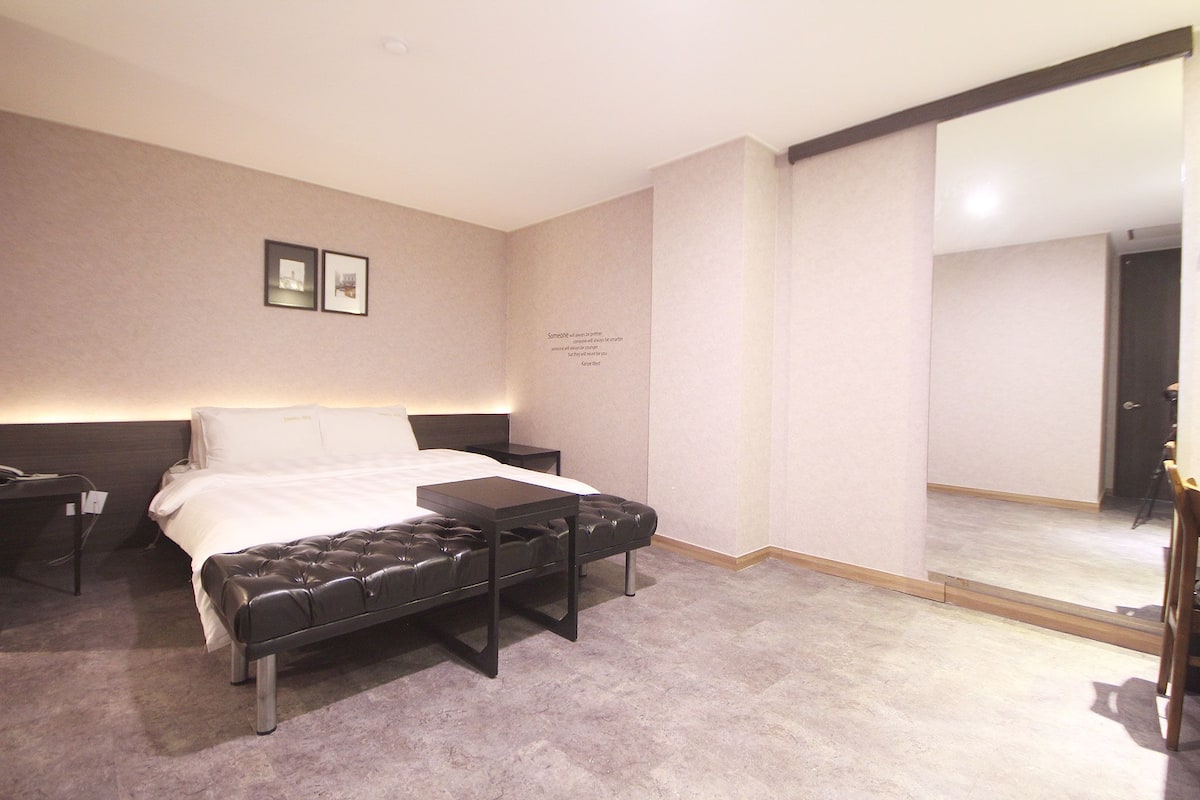 Premium Room | Blackout drapes, free WiFi, bed sheets