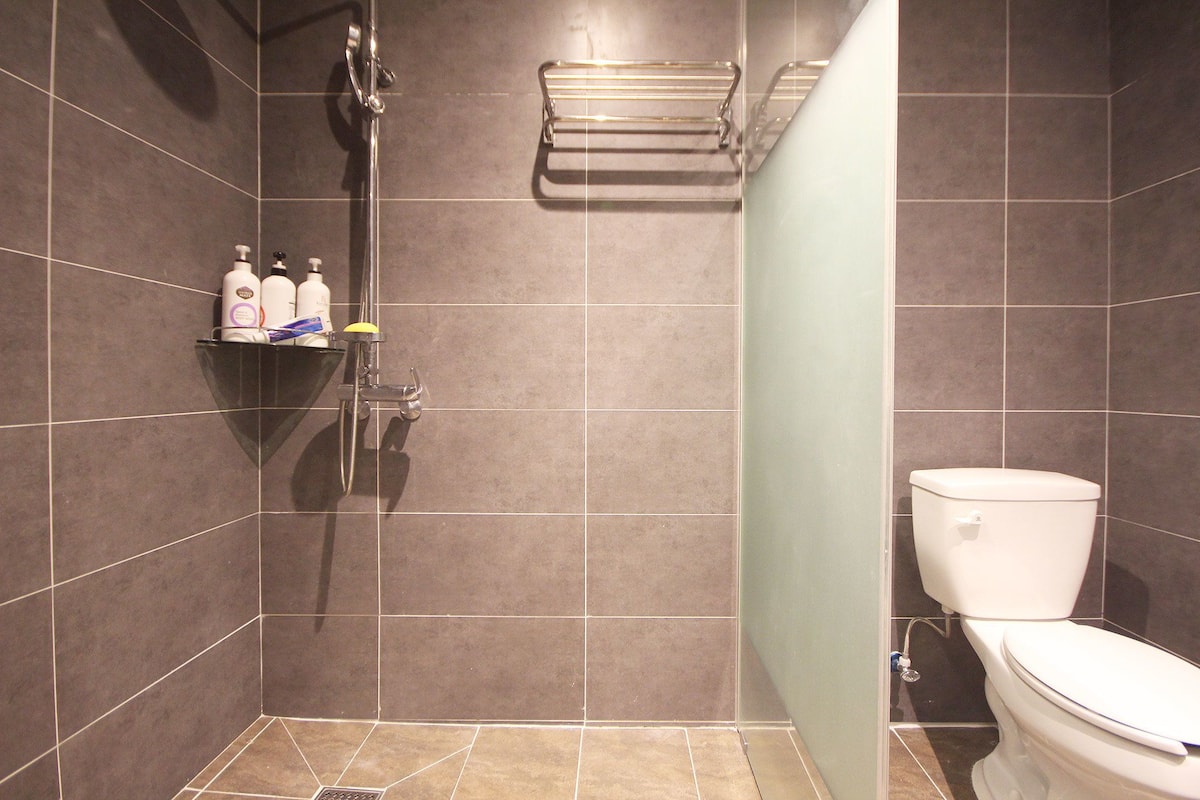 Combined shower/tub, deep soaking tub, free toiletries, hair dryer