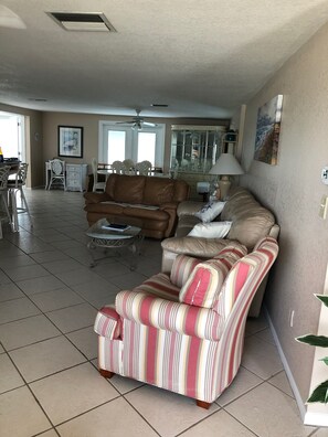 Smart-TV, DVD-Player, Stereoanlage