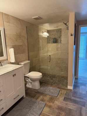Combined shower/bathtub, hair dryer, towels, soap - 2019 Lowe Pontoon, Mercury 115. Heated, caged, salt water pool on canal. Pets ok (New Port Richey)
