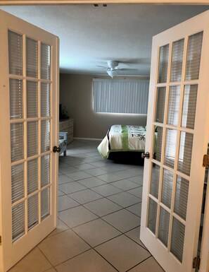 4 Schlafzimmer, Zimmersafe, Schreibtisch, Bügeleisen/Bügelbrett