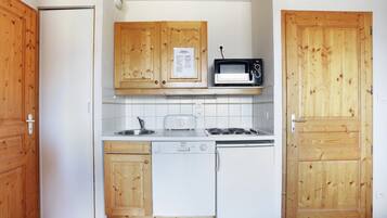 Een koelkast, een microgolfoven, een vaatwasser