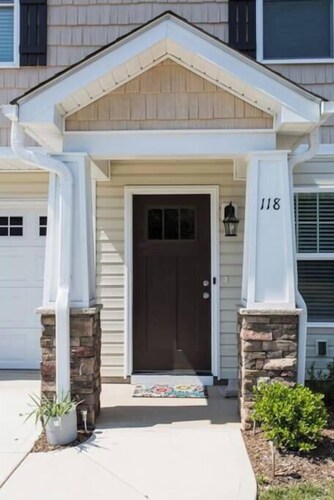 Relaxing & Comfy 3 Bedroom Home, Easy Access!