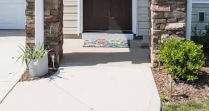 Relaxing & Comfy 3 Bedroom Home, Easy Access!
