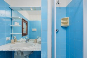 Ducha, secador de pelo, bidet, toallas