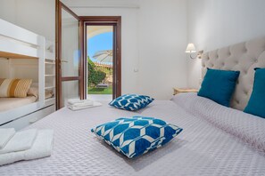 2 habitaciones, tabla de planchar con plancha y cuna de viaje